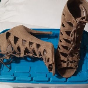 LAZY DAYZ PEEP TOE HEEL

By Chinese Laundry